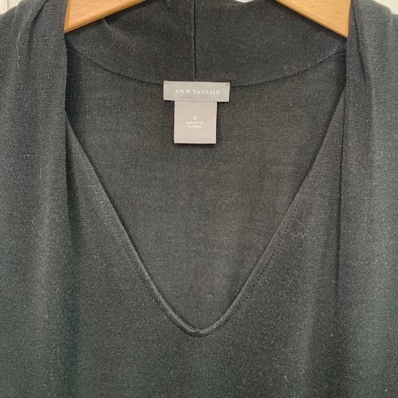 ANN TAYLOR BLACK SLEEVELESS V-NECK SILK BLEND TOP SIZE SMALL - Picture 3 of 6